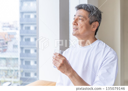 在windowside的老人飲用水 135079146