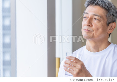 在windowside的老人飲用水 在windowside的老人飲用水 135079147