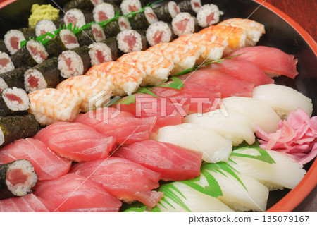 壽司桶裝壽司 | 鮪魚、魷魚、蝦子與鮪魚捲 壽司桶裝壽司 | 鮪魚、魷魚、蝦子與鮪魚捲 135079167