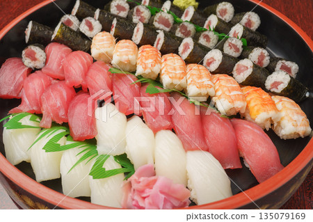 壽司桶裝壽司 | 鮪魚、魷魚、蝦子與鮪魚捲 135079169