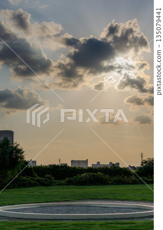 傍晚的天空和雲彩 傍晚的天空和雲彩 135079441