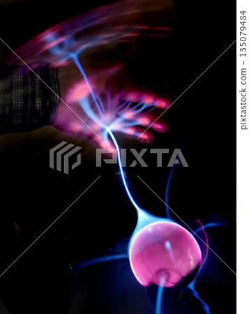 atom in my hand isolated on the black background atom in my hand isolated on the black background 135079484