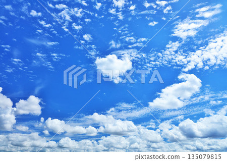夏天藍天和雲彩 夏天藍天和雲彩 135079815