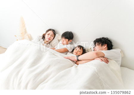 父母和孩子以河流的形狀睡在床上,一家人 父母和孩子以河流的形狀睡在床上,一家人 135079862