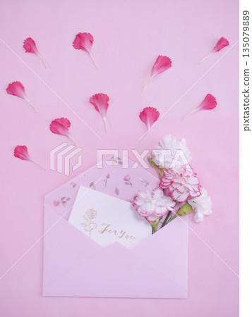 一張配有康乃馨的留言卡 135079889