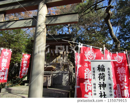 稻荷神社位於淺間神社的範圍內。 135079915