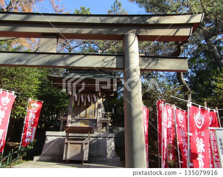 稻荷神社位於淺間神社的範圍內。 135079916