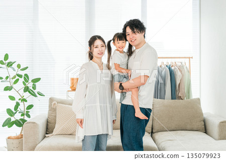 一對年輕的亞洲夫婦在家中抱著女兒,家庭,父母與孩子,家庭 一對年輕的亞洲夫婦在家中抱著女兒,家庭,父母與孩子,家庭 135079923