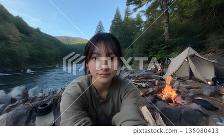 一名婦女在露營地生篝火 135080413