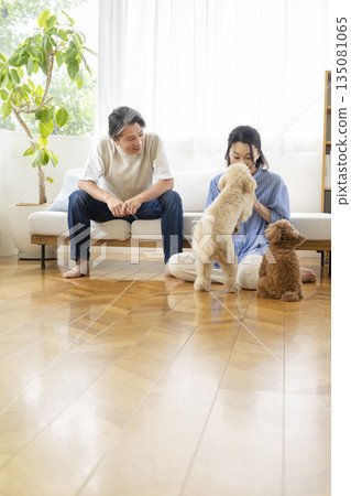 一對 50 多歲的夫婦和他們的狗:與狗一起生活的圖片 一對 50 多歲的夫婦和他們的狗:與狗一起生活的圖片 135081065