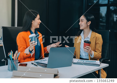 Businesswomen having discussion in office 135081249