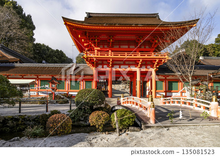 冬天的加茂和計一土神社（上賀茂神社）塔門 135081523