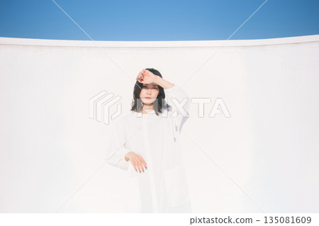 女人穿著白色連衣裙的畫像 女人穿著白色連衣裙的畫像 135081609