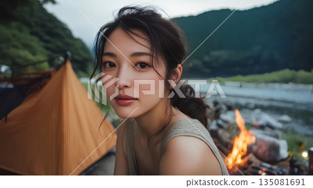 一名婦女在露營地享受營火 135081691