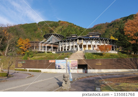 石川縣白山市獅子久公園的秋景 135081768