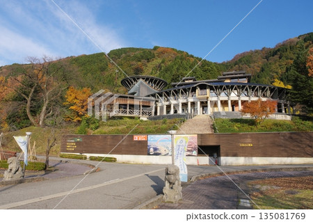 石川縣白山市獅子久公園的秋景 135081769