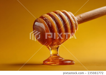 Melting golden honey 135081772
