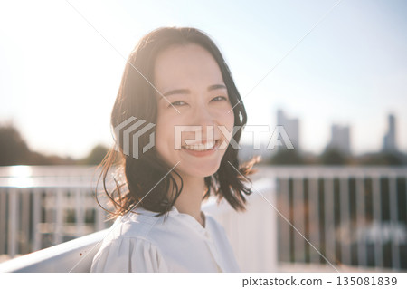屋頂上的女人肖像 135081839