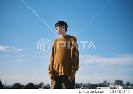 以藍天為背景的男子肖像 135081843