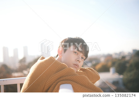 屋頂上的男人肖像 135082174