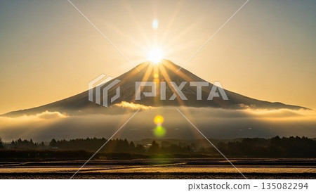 富士山在晨曦中倒映在湖面上，構成了一幅寧靜的自然畫卷。 135082294