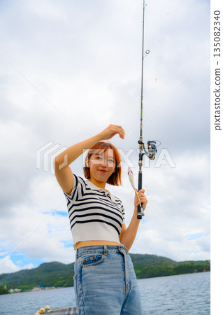 釣到的魚和一條洋洋笑臉的歡樂彩帶。 （攝影協助：沖繩海濱度假村雅） 135082340