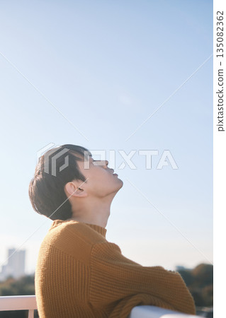 城市街景與年輕人 城市街景與年輕人 135082362