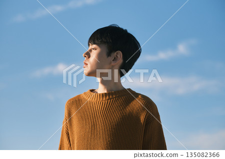 藍天下的年輕男子肖像 藍天下的年輕男子肖像 135082366