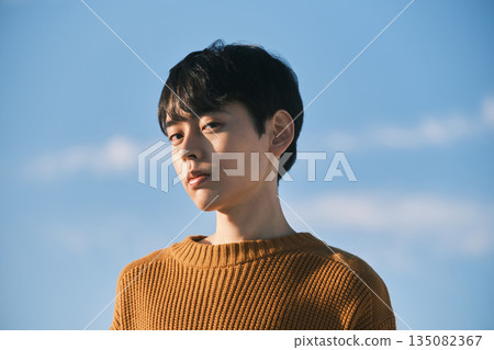 藍天下的年輕男子肖像 藍天下的年輕男子肖像 135082367
