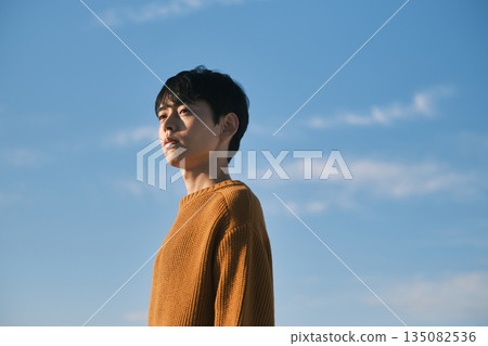 藍天下的年輕男子肖像 135082536