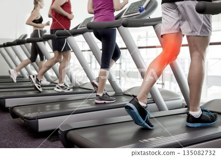 Jogger experiencing knee pain 135082732