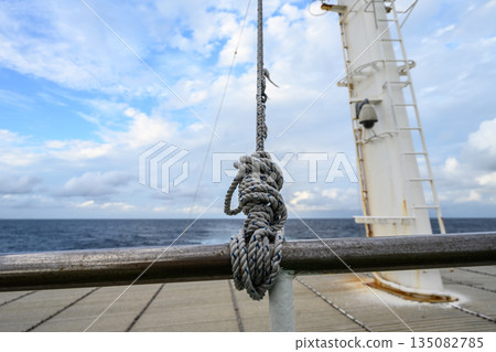 船甲板上的粗繩 135082785