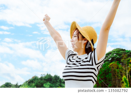一位女子在藍天下舉起雙臂(照片由沖繩海濱度假村雅提供) 一位女子在藍天下舉起雙臂(照片由沖繩海濱度假村雅提供) 135082792
