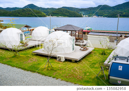 海邊的圓頂帳篷和綠色草坪 [攝影合作：沖繩海濱度假村雅] 135082958