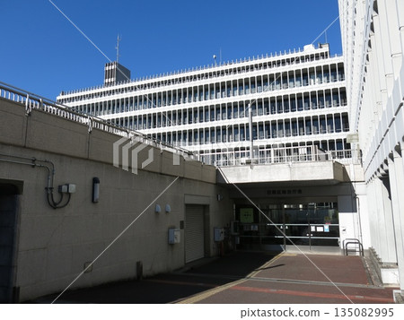Meguro Ward General Office Building (Main Building, East Exit) 135082995