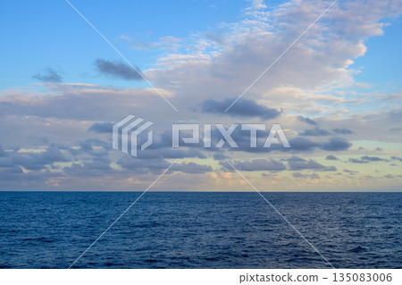 陰雲密佈的天空和蔚藍的大海景色 135083006