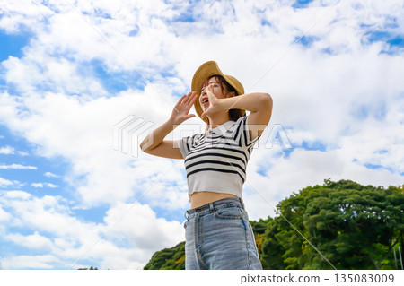 藍天下女子的尖叫聲 [攝影協助：沖繩海濱度假村雅] 135083009