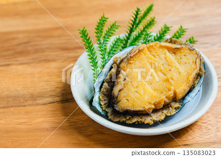 美味的燉鮑魚,盛於小碟中 美味的燉鮑魚,盛於小碟中 135083023