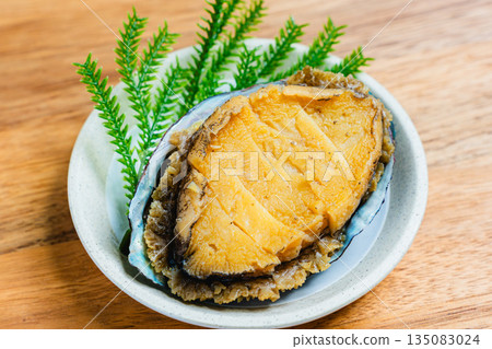 美味的燉鮑魚,盛於小碟中 美味的燉鮑魚,盛於小碟中 135083024