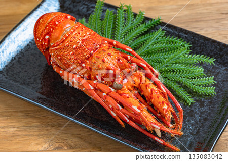 美味的燉龍蝦盛放在黑色方盤中 135083042