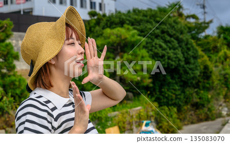 戴著草帽的女子尖叫 [攝影合作：沖繩海濱度假村 Miyabi] 135083070