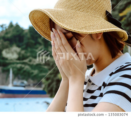 女人遮住臉 135083074