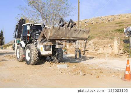 Construction work underway around the Hierapolis ruins in Türkiye 135083105