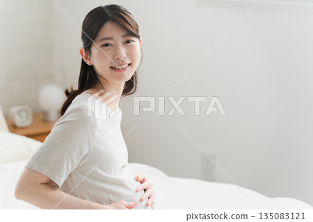 孕婦在床上放鬆的生活方式形象 孕婦在床上放鬆的生活方式形象 135083121