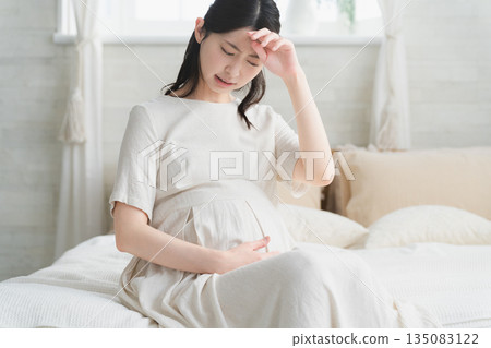 孕婦在床上放鬆的生活方式形象 孕婦在床上放鬆的生活方式形象 135083122