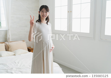 孕婦揉肚子的生活方式形象 孕婦揉肚子的生活方式形象 135083125
