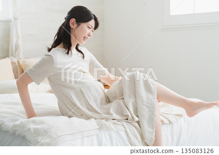 孕婦抽筋的生活方式形象 孕婦抽筋的生活方式形象 135083126