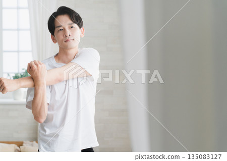 身穿 T 恤的年輕人生活方式形象 身穿 T 恤的年輕人生活方式形象 135083127