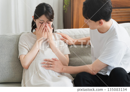 丈夫支持情緒不穩定的孕婦生活方式圖片 135083134