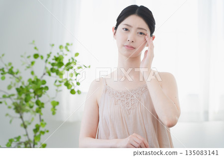 Beauty image of a young woman doing skin care Beauty image of a young woman doing skin care 135083141